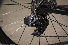 Das SRAM Red eTap AXS-Schaltwerk arbeitet präzise und schnell und hält die Kette gut unter Spannung