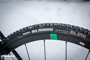 Laufräder von Fulcrum und spezielle Cyclocross-Reifen von Maxxis sind für den direkten Kontakt zum Boden zuständig