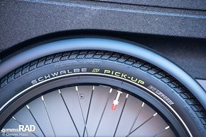 Das Family Utility Bike von Winora rollt auf den neuen lastenradspezfischen Pick-Up-Reifen von Schwalbe.