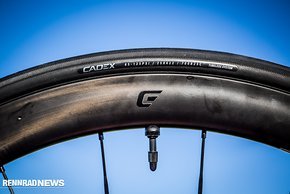 Die Cadex Race-Reifen wurden passend zu den neuen Felgen entwickelt, die Maulweite der Felge von 19 mm harmoniert gut mit 25 mm Breite