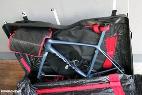 Ein moderner Komfort-Radkoffer wie der Evoc Road Bike Bag Pro fasst mühelos ein komplettes Rennrad