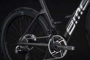 Die SRAM Red AXS Gruppe passt optisch perfekt ins Bild.