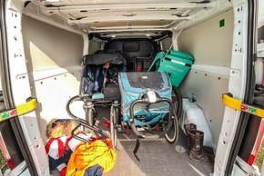 Wie transportiert man fünf Fahrradanhänger für Kinder von A nach B?