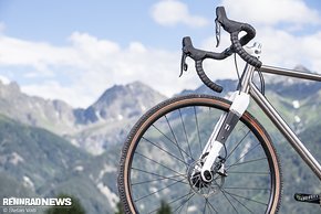 Konisches Titan-Steuerrohr und breitschultrige Rondo Twintip-Gabel aus Carbon