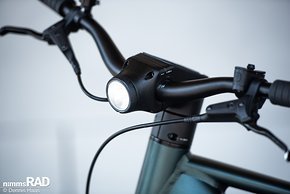 Die im Vorbau integrierte Frontleuchte verfügt über 30 Lux und wird über den Fahrradakku betrieben.