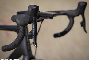 An den SRAM Red eTap AXS-Hebeln mit intuitiver Schaltlogik lassen sich Griffweite und Druckpunkt der Bremse separat einstellen