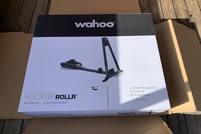 Der Wahoo Kickr Rollr kommt in einem sehr großen Karton.
