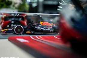 Der Helm zeigt die Teamfarben von Oracle Red Bull Racing.