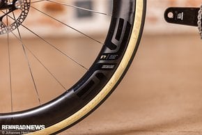 Breite Enve SES 4.5 Aero-Carbon-Felgen.