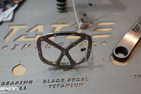 Ultradünne Pedale mit 3 mm Durchmesser und durchgehenden Pins von Tatze
