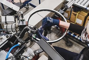 Nicht nur Fahrradrahmen sind Handarbeit. Auch Laufräder speichen sich nicht von allein ein.