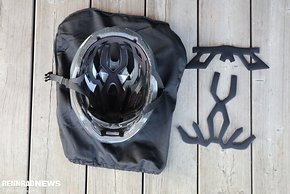 Zum Lieferumfang gehören ein Helmbeutel und ein zweites Polster-Set in unterschiedlicher Stärke.