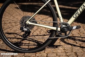 Es kommt mit der SRAM Apex AXS im XPLR-Set-up mit 40 zu 10-44.