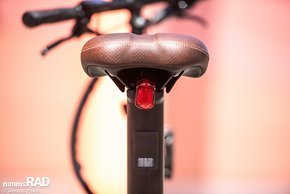 Das Rücklicht, welches ebenso wie der Scheinwerfer aus dem E-Bike-Akku gespeist wird, ist optiscch fast nicht von einer billigen Akkuleuchte zu unterscheiden.