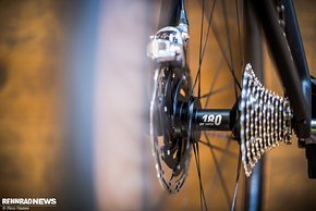 DT Swiss Arc 1100 Laufräder mit DT 180 Naben sind am 7,6-Kilo-Rad verbaut