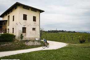 Für die überwiegend so feinen Schotterpisten der Prosecco Hills ist man mit dem 8bar Mitte Steel fast schon „overbiked“.