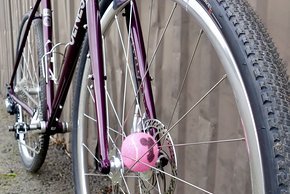 Die Ritchey Classic Zeta Laufräuder werden ergänzt von einem Gravel Hub Ball by Bener