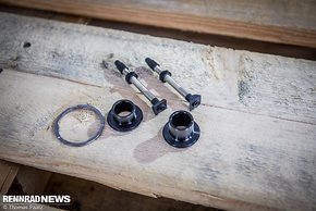 Die Tubeless-Ventile, alternative Endkappen für 15 mm-Steckachse vorne und der Spacer sind mit im Set.