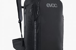 Der Evoc Commute 22 ist ein Fahrradrucksack für den Alltag mit integriertem Rückenprotektor.