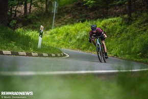 In schnellen Asphaltkurven liegt das Mondraker gut