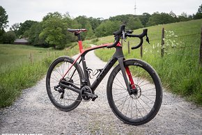 Das Trek Domane ist offiziell ein Endurance Bike, kann aber auch sehr breite Reifen aufnehmen