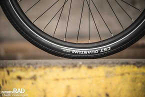 Der CST Reifen ist speziell für E-Bikes und kommt mit einer dicken Gummischicht, um eine hohe Pannensicherheit zu garantieren.