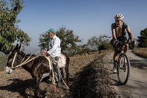 Draht-Esel meets Bio-Esel. Die Badlands führen durch die Sierra Nevada.