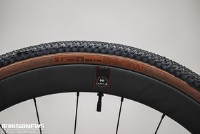 Auf den hauseigenen Reserve-Laufrädern sind 40 mm breite WTB Vulpine-Reifen montiert.