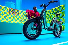 Für die Fotos der Booster E-Bikes hat Yamaha ein urbanes Utopia im Fotostudio gebaut.