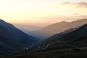 Blick vom Pass Col d'Agnel zurück ins Tal bei Sonnenuntergang