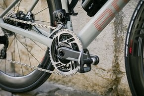 SRAM Red eTap Kurbel an der Roadmachine 01