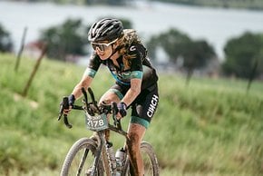 Die Siegerin der Frauenwertung, Lauren de Crescenzo, fuhr mit Aerobars.