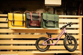 Laufrad von Rascal und passende Bike Office Bags für die stilbewussten Eltern.