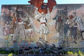 Drei Gravel-Bikes und neun mal vier Meter Mosaik im Stil des Sozialistischen Realismus