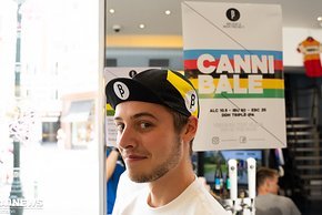 Er trägt die Mütze des Brussels Beer Project, dessen IPA er im Rapha Store zapft – 4,50 €