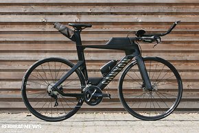 Das Canyon Speedmax CF 7 Disc ist ein vollwertiges Triathlon-Bike für knapp 3.000 Euro