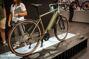 Das schlanke UBN Five wurde bereits auf der letzten Eurobike präsentiert – jetzt neu sind der Rennlenker und die Gravelausstattung.