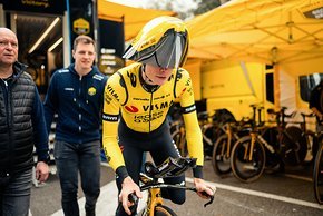 Auch in Gelb! Beim Tirreno Adriatico werden die neuen Helme laut Team Visma Leas a Bike erstmals im Wettkampf gefahren.