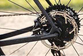 Die SRAM Force Disc-Bremsen verzögern gut, stehen aber etwas in Schatten der besseren Red.