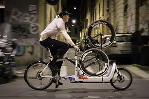 Mit dem Bullitt Vigorelli kann man nicht nur ein Bahnrad transportieren  – aber auch.