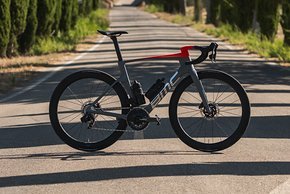 Die neue BMC Teammachine R kommt in vier Ausstattungsvarianten zu Preisen ab 8.999 €