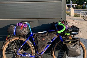 Man braucht kein spezielles Bikepacking-Fahrrad und auch keine riesige Ausrüstung wie im Bild