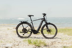 Das Chenoa :e ist die sportlichere Variante und kommt ebenfalls mit Carbonrahmen und Bosch CX Gen5, aber mit einem integrierten Akku.