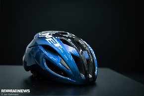 Sieht nicht nach Mittelklasse Rennrad-Helm aus