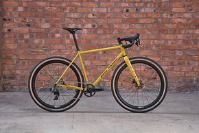 Das Gravel Bike im Bunde ist das Corsa Strasbourg – mit 48 mm die größte Reifenfreiheit und ab 3.599 € im Programm.