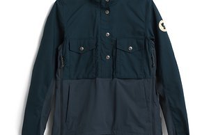 Am Oberkörper besteht der Anorak aus Fjällräven G-1000 Lite-Material