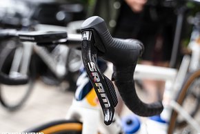 Die neuen SRAM Red AXS Shifter.