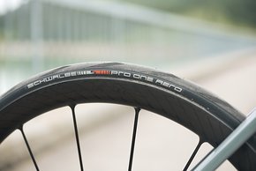 Zusammen mit Schwalbe wurde der Pro One Aero Rennrad-Reifen für maximale Aero-Performance und geringen Rollwiderstand entwickelt.