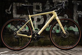 Das neue Focus Atlas 8er überführt die Idee des Atlas 6er in ein viel leichteres Carbon Gravel Bike