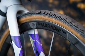 Schwalbe G One R Reifen und Leightweight Pfadfinder Evo Laufräder.